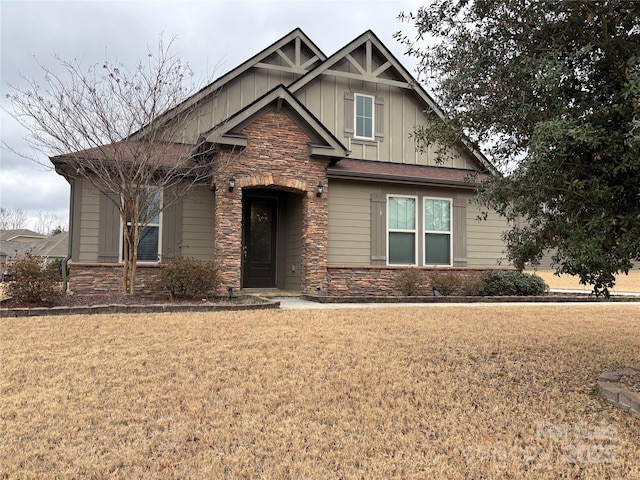 craftsman house with a front yard