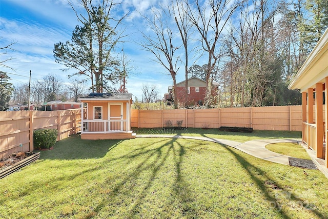 view of yard featuring an outdoor structure