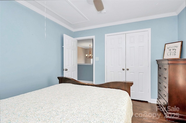 bedroom featuring crown molding, dark hardwood / wood-style floors, ceiling fan, and a closet