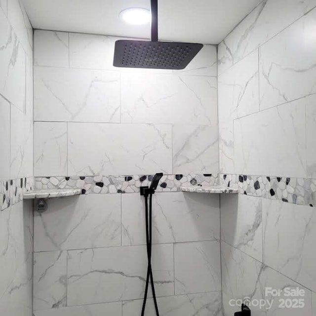 bathroom featuring tiled shower