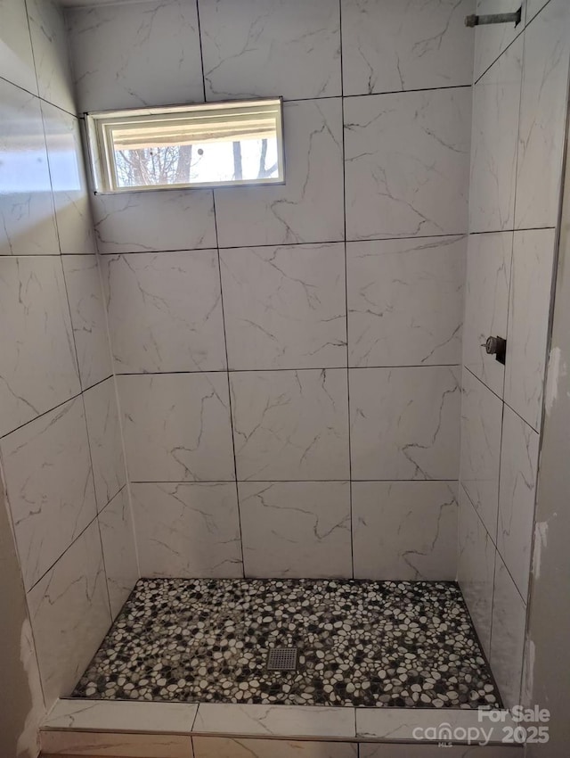 bathroom featuring tiled shower