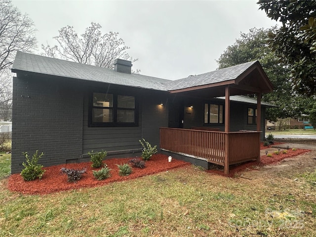 view of front of property with a front lawn and covered porch