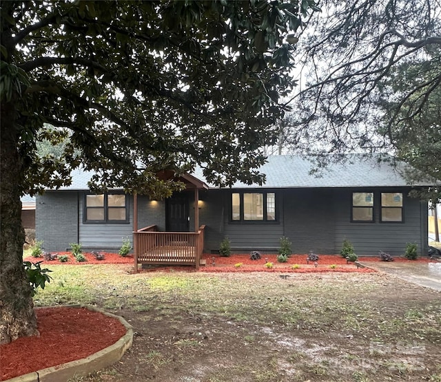 single story home with a front yard