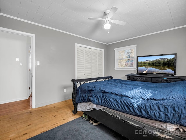 bedroom with wood-type flooring, ceiling fan, and crown molding