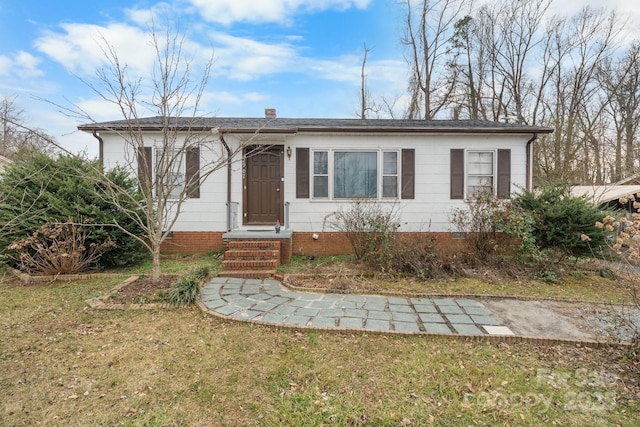 view of front of property featuring a front lawn