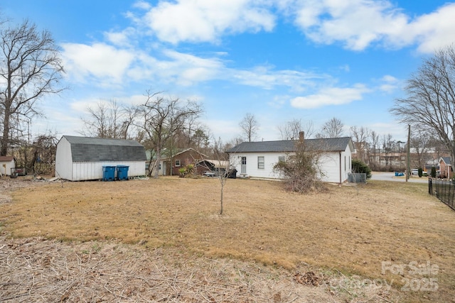 view of yard featuring a storage unit