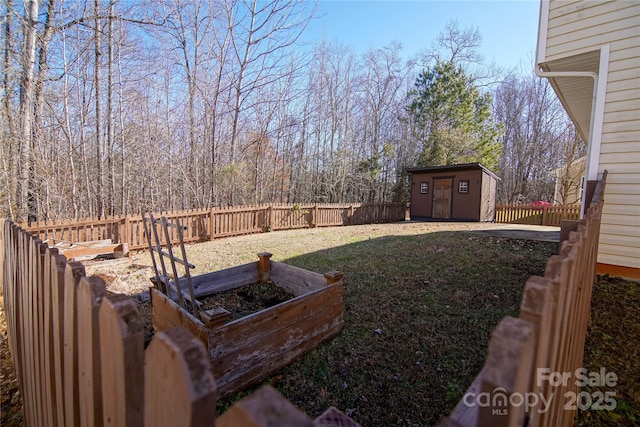 view of yard featuring a storage shed