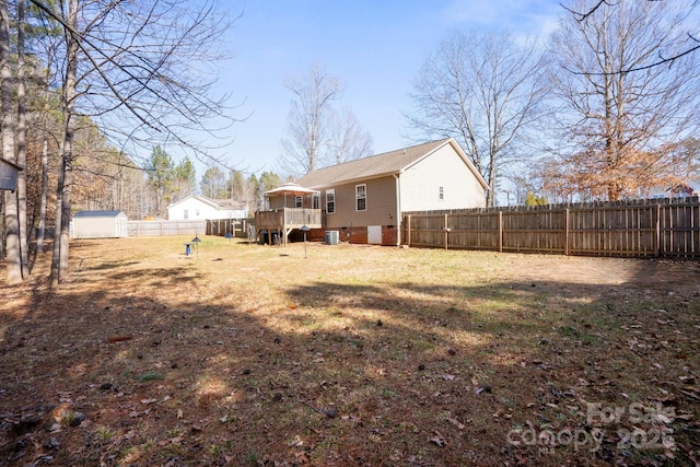 view of yard featuring a storage shed