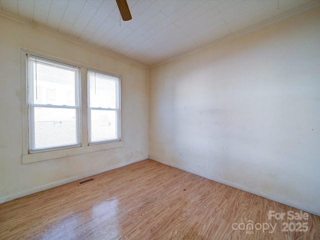 empty room featuring crown molding, light hardwood / wood-style floors, and ceiling fan