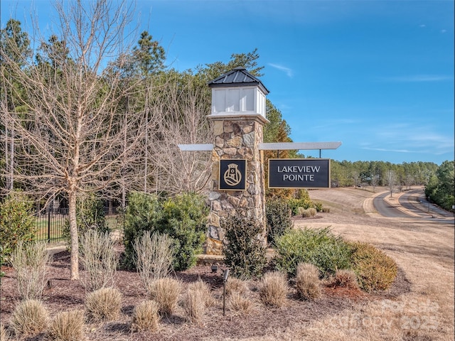 view of community / neighborhood sign