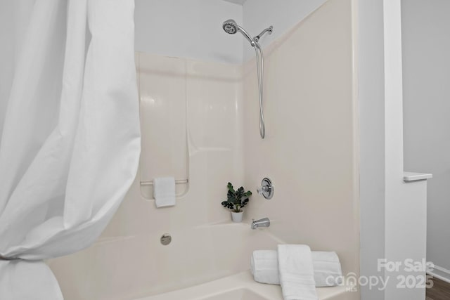 bathroom featuring shower / tub combo