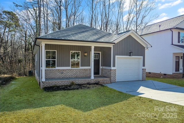 view of front facade featuring a garage, a porch, and a front lawn