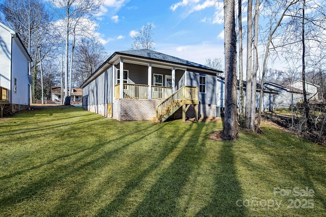 view of front of house with covered porch and a front lawn