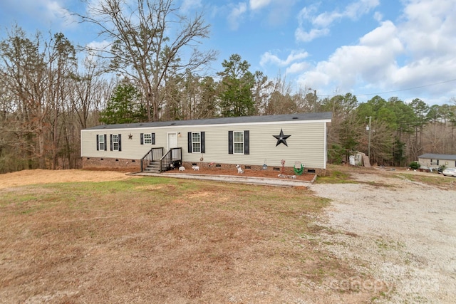 manufactured / mobile home featuring a front yard