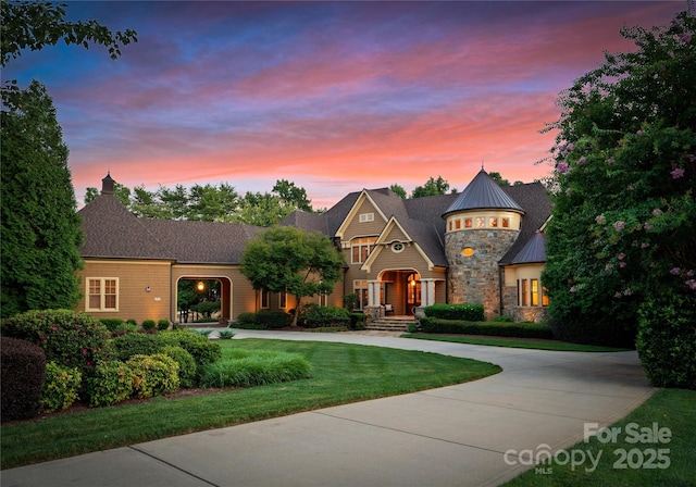 view of front of home featuring a lawn