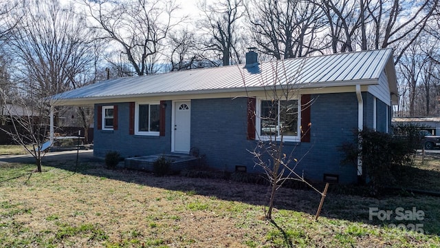 single story home featuring a front lawn