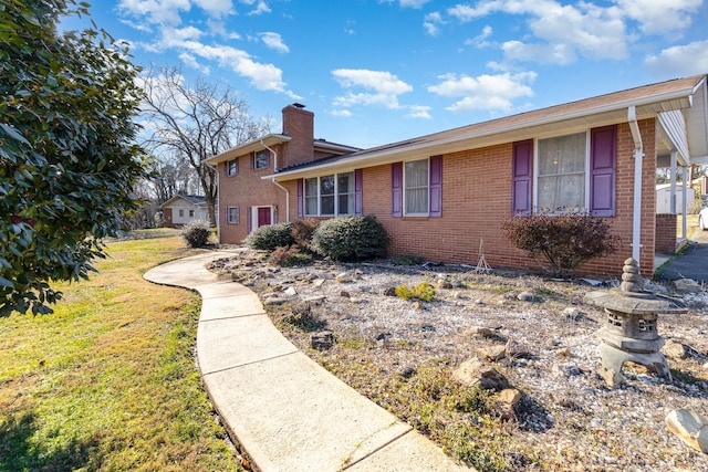 view of front of home featuring a front lawn