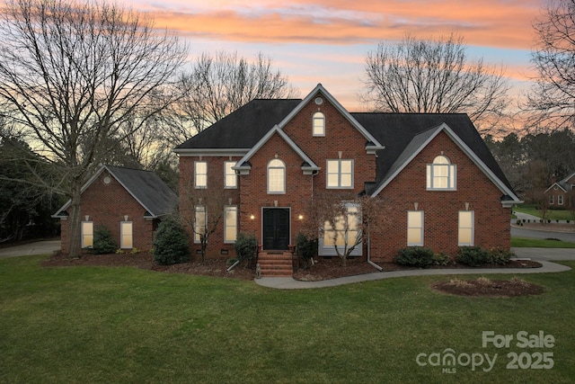 front facade featuring a lawn