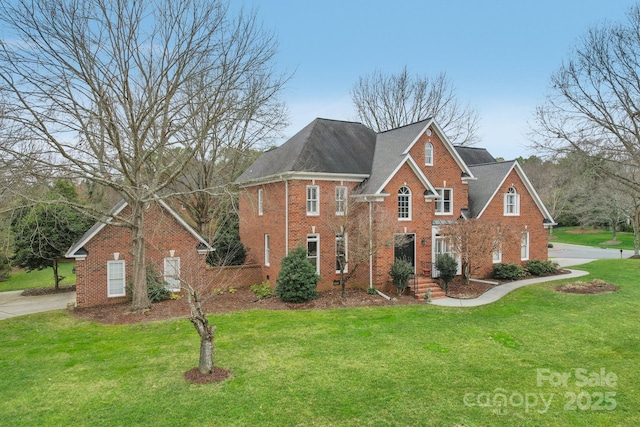 front facade featuring a front lawn