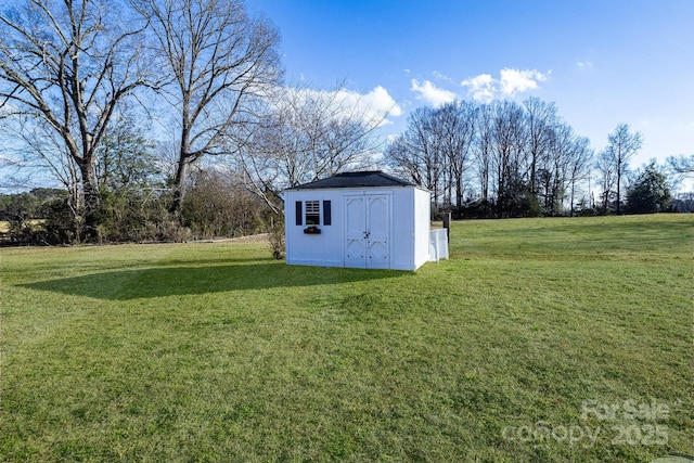 view of yard featuring a shed