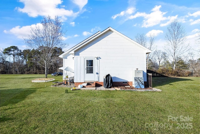 back of house featuring a yard