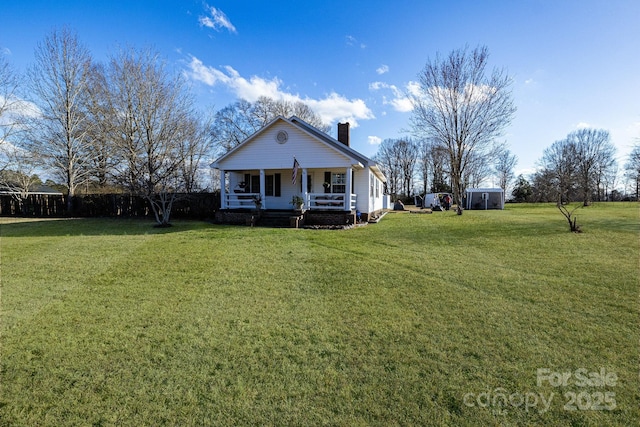 view of front of home featuring a porch and a front lawn