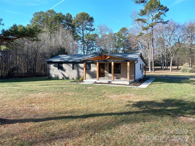 view of front facade with a front yard