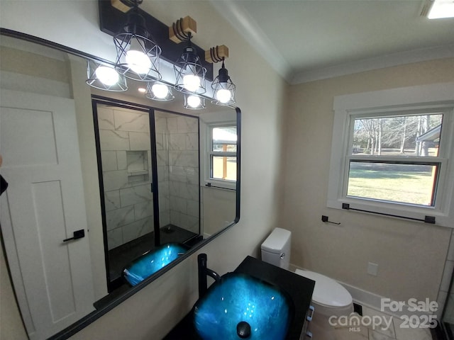 bathroom featuring ornamental molding, sink, a notable chandelier, and toilet