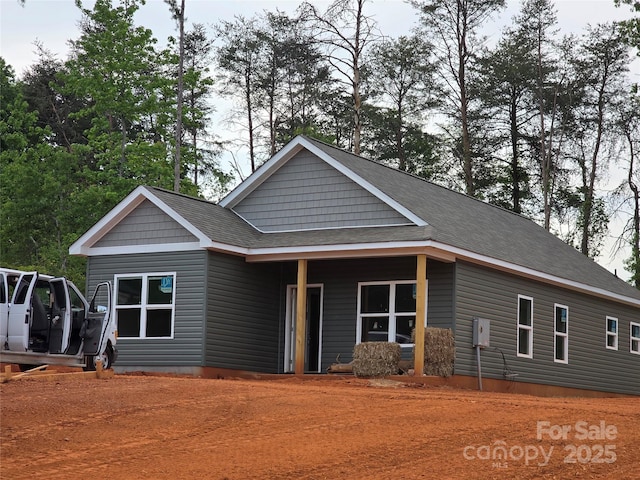 craftsman house with roof with shingles
