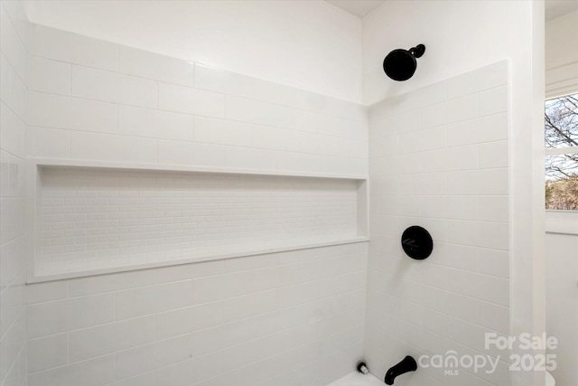 bathroom with tiled shower / bath combo