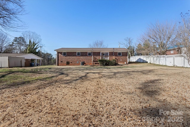 back of house featuring a lawn