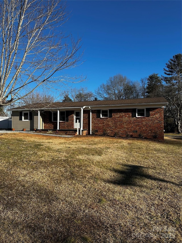 single story home featuring a front lawn