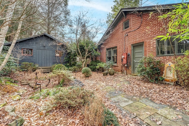 view of yard featuring a storage shed