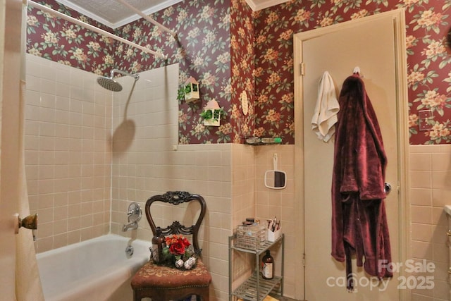 bathroom with tiled shower / bath and crown molding