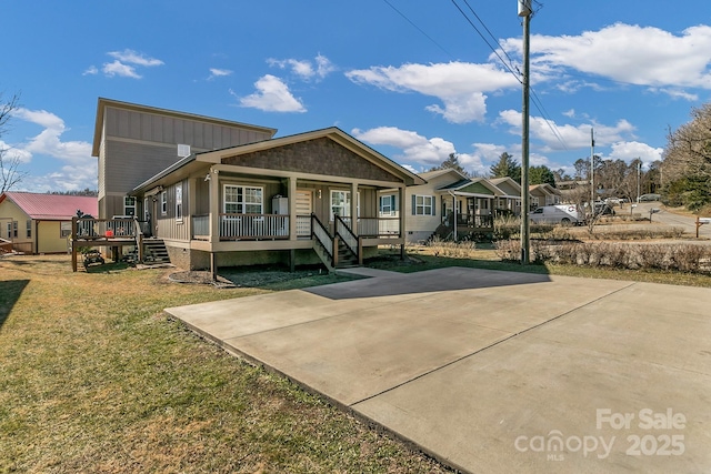 view of front facade featuring a front yard and covered porch