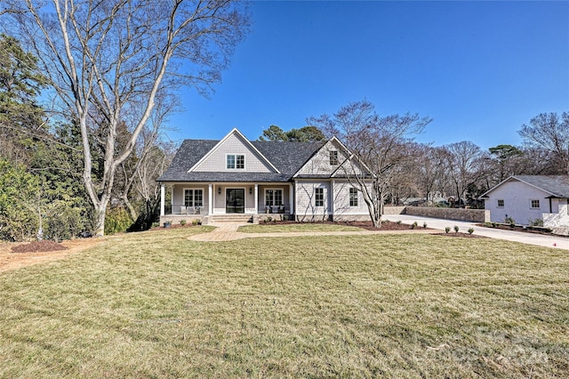 view of front of property featuring a front yard and a porch