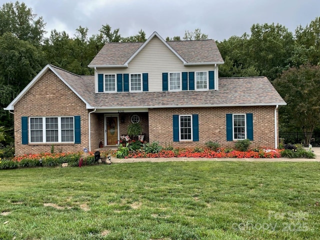 view of front of house featuring a front lawn