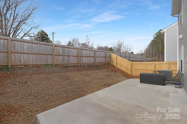 view of yard with a patio area