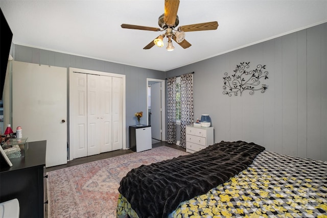 bedroom featuring crown molding, ceiling fan, and a closet