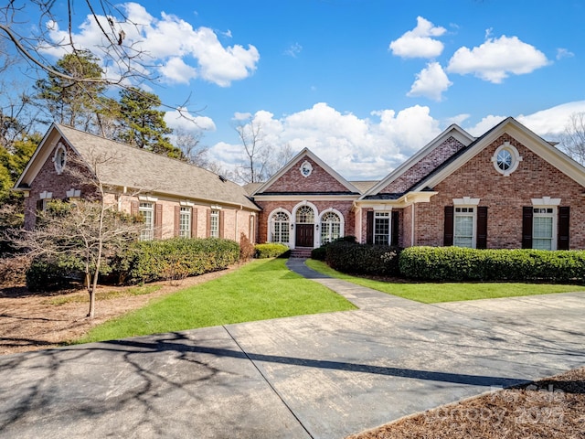 view of front of home featuring a front yard