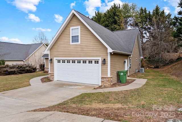 view of front facade featuring a garage, central AC, and a front yard