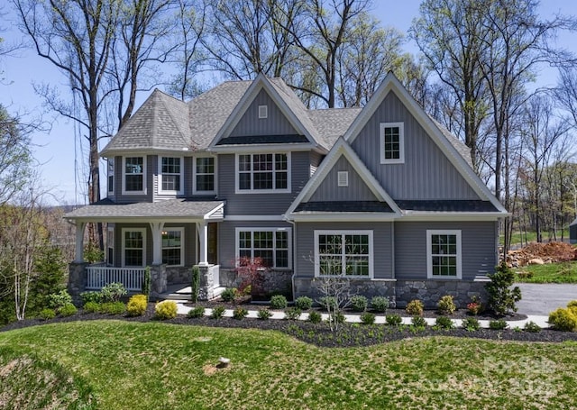 view of front facade featuring covered porch and a front lawn