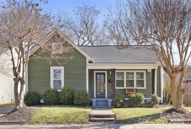 view of front of property featuring a front lawn