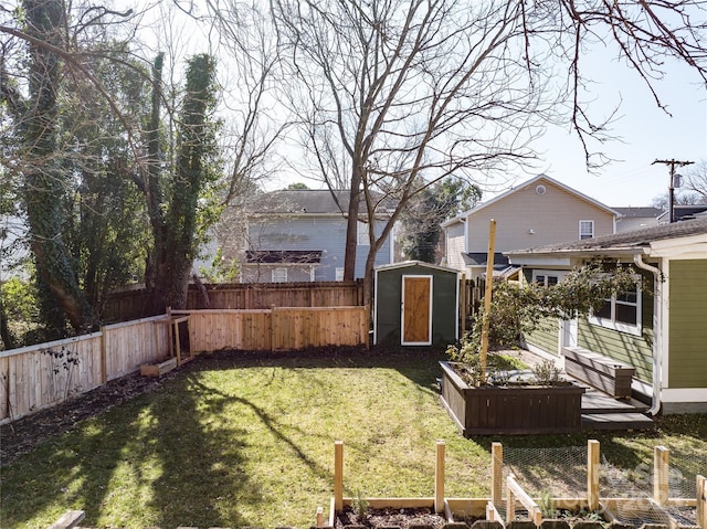 view of yard featuring a shed