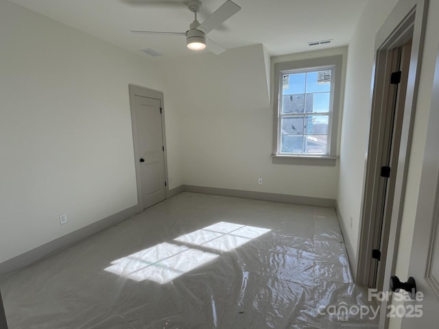 empty room featuring ceiling fan