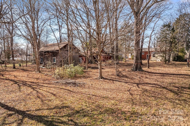 view of yard featuring an outbuilding