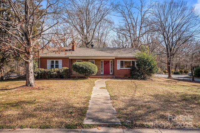 ranch-style home featuring a front lawn