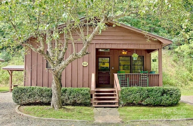 entrance to property featuring a porch