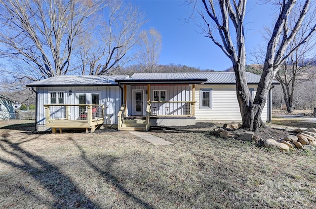 view of front of home with a front lawn