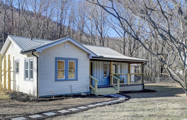 view of front facade with a front lawn and covered porch